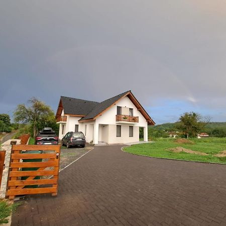 Eco familia Hotel Pojoga Bagian luar foto