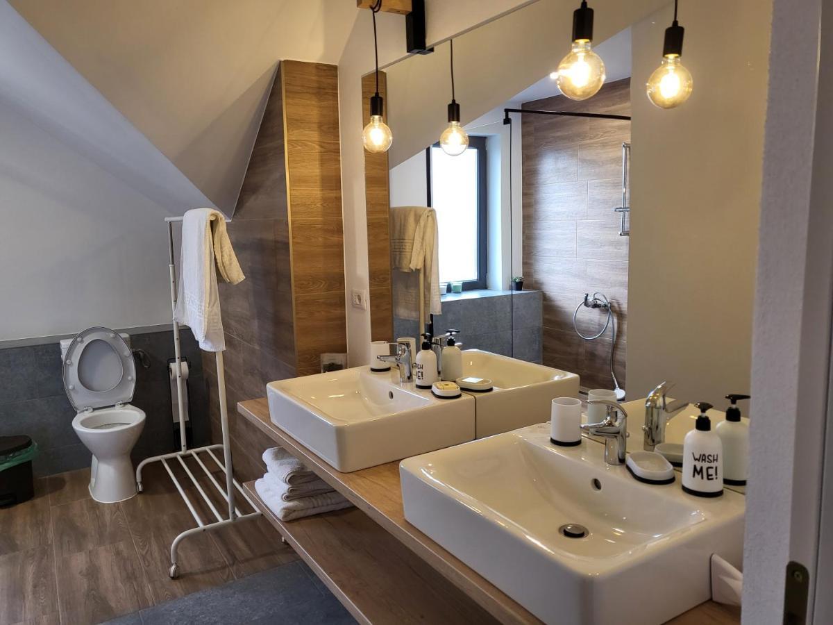 Eco familia Hotel Pojoga Bagian luar foto