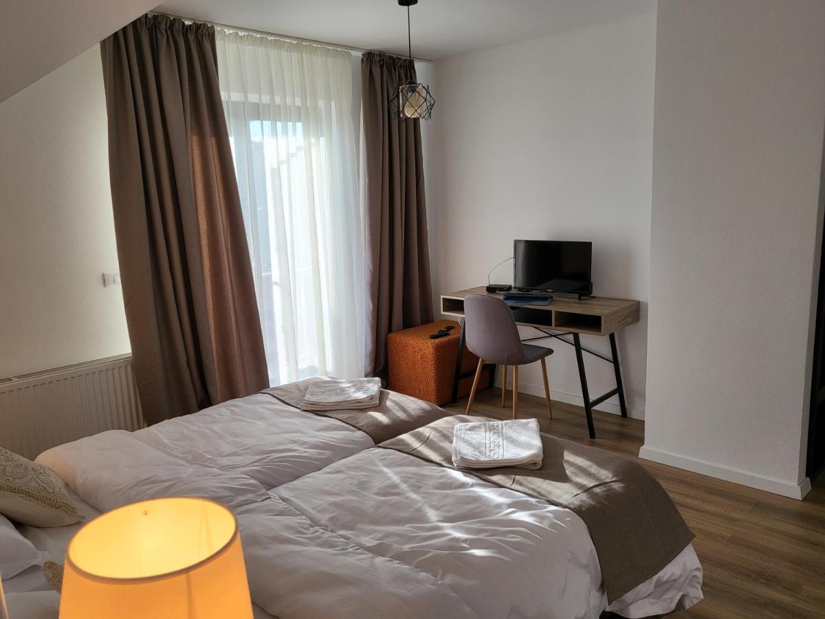 Eco familia Hotel Pojoga Bagian luar foto