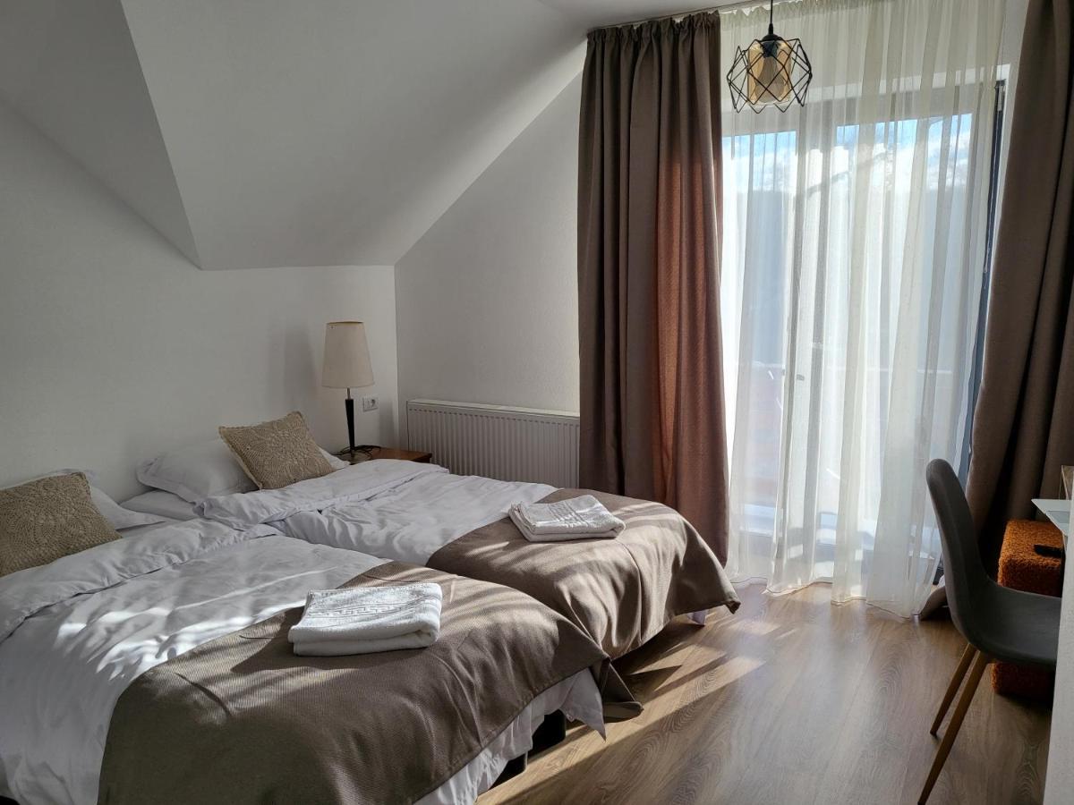 Eco familia Hotel Pojoga Bagian luar foto