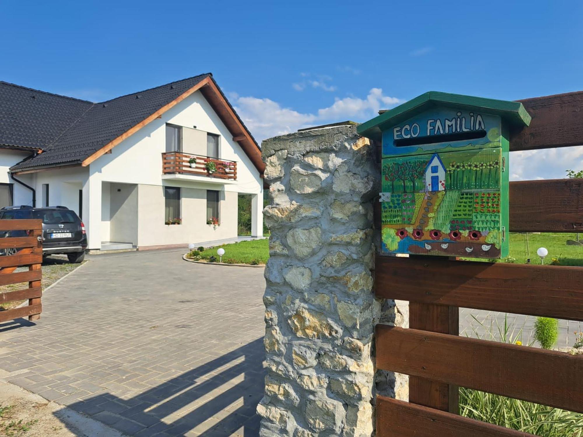 Eco familia Hotel Pojoga Bagian luar foto
